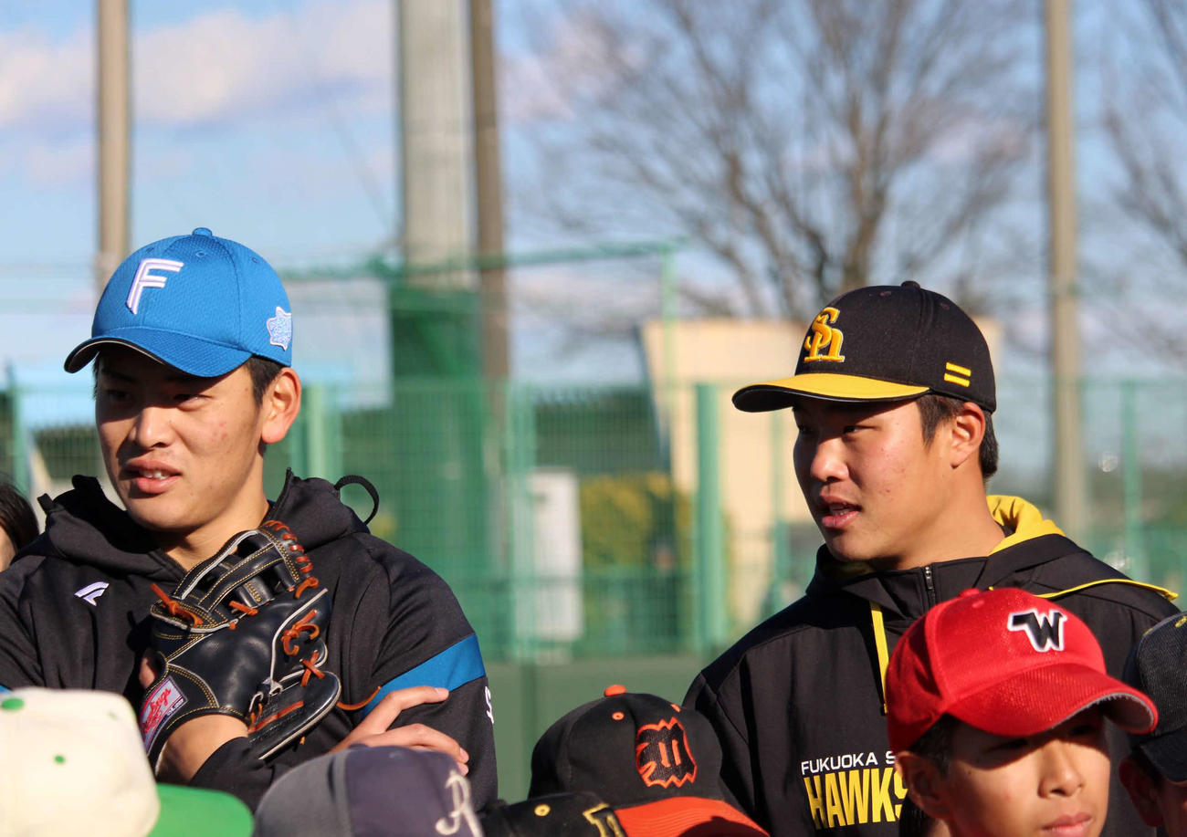 花咲徳栄OBの野球教室に参加したソフトバンク井上（右）と2歳上の日本ハム野村（撮影・金子真仁）