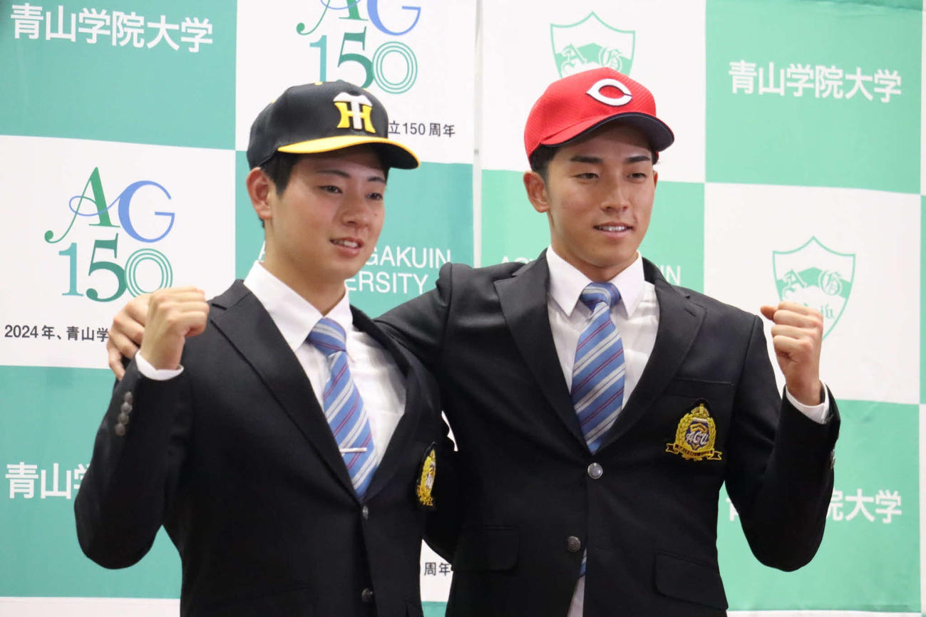 青学大から広島ドラフト1位指名を受けた常広羽也斗投手（右）と写真を撮る下村海翔投手（青学大提供）