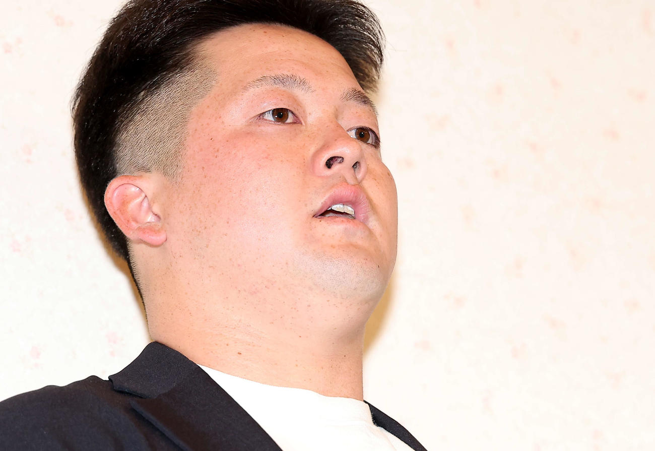 記者の質問に答えるDeNA牧（撮影・河田真司）