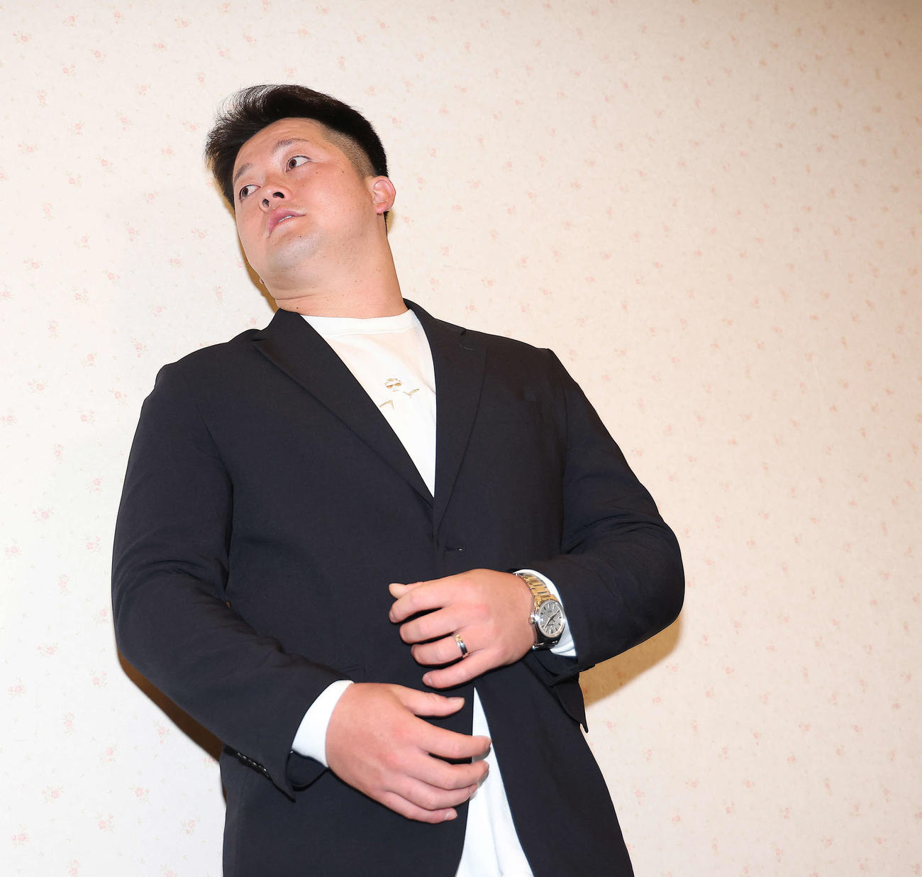 記者の質問に答えるDeNA牧（撮影・河田真司）