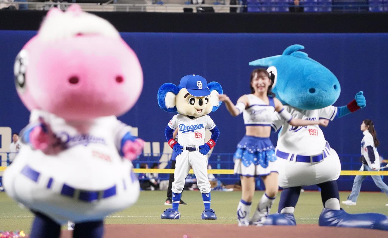 オープニングパフォーマンスをするドアラ（中央）（撮影・森本幸一）