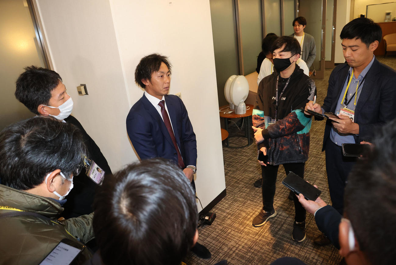 契約更改を終えた今宮（撮影・梅根麻紀）