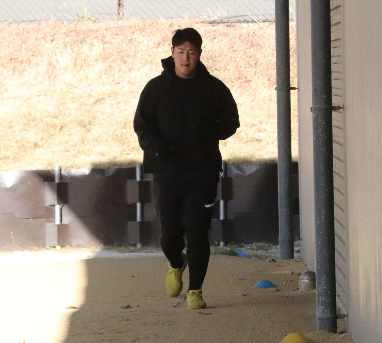 ジャイアンツ球場で自主トレする巨人岡本和（撮影・小早川宗一郎）