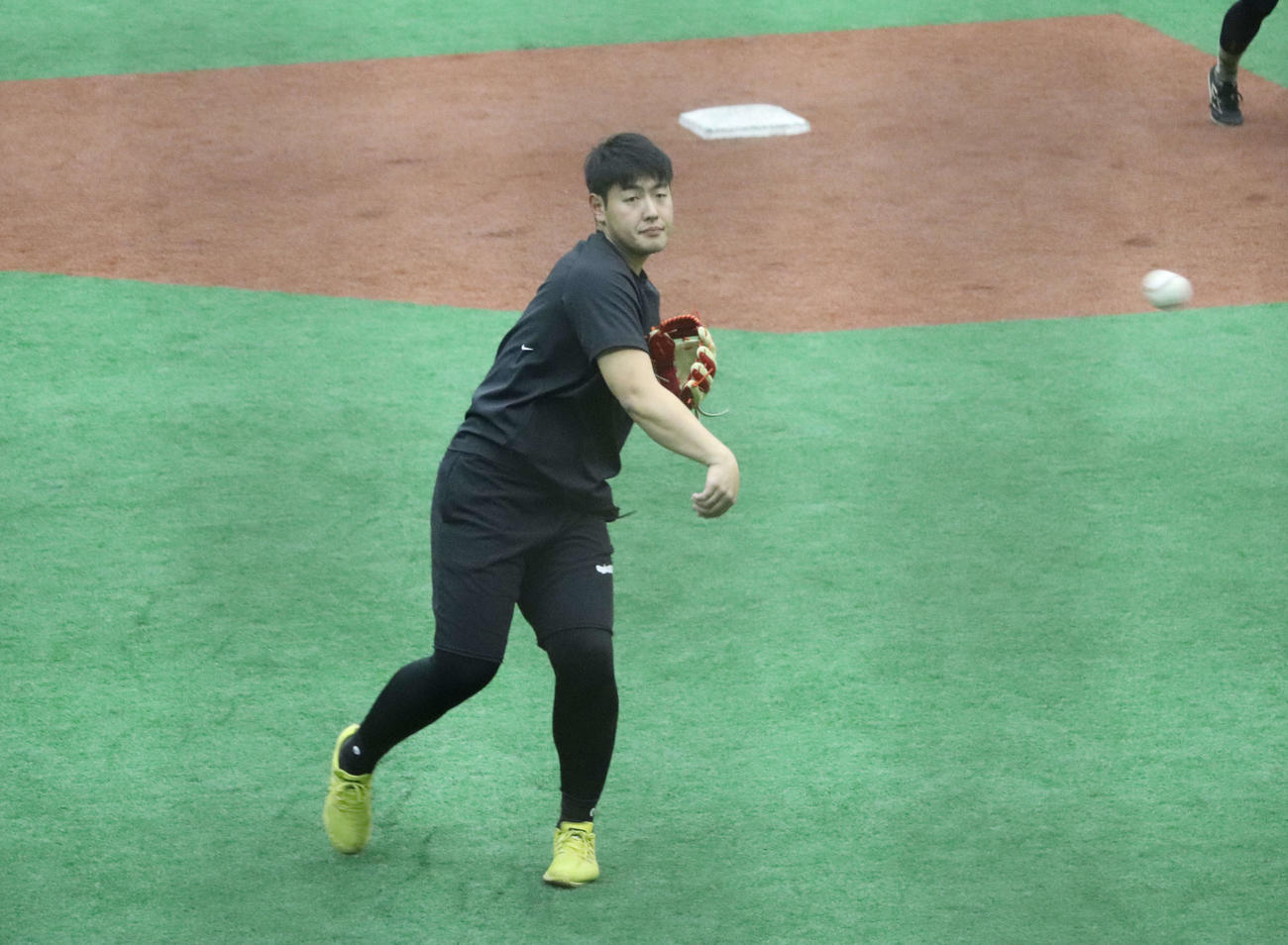 ジャイアンツ球場で自主トレする巨人岡本和（撮影・小早川宗一郎）