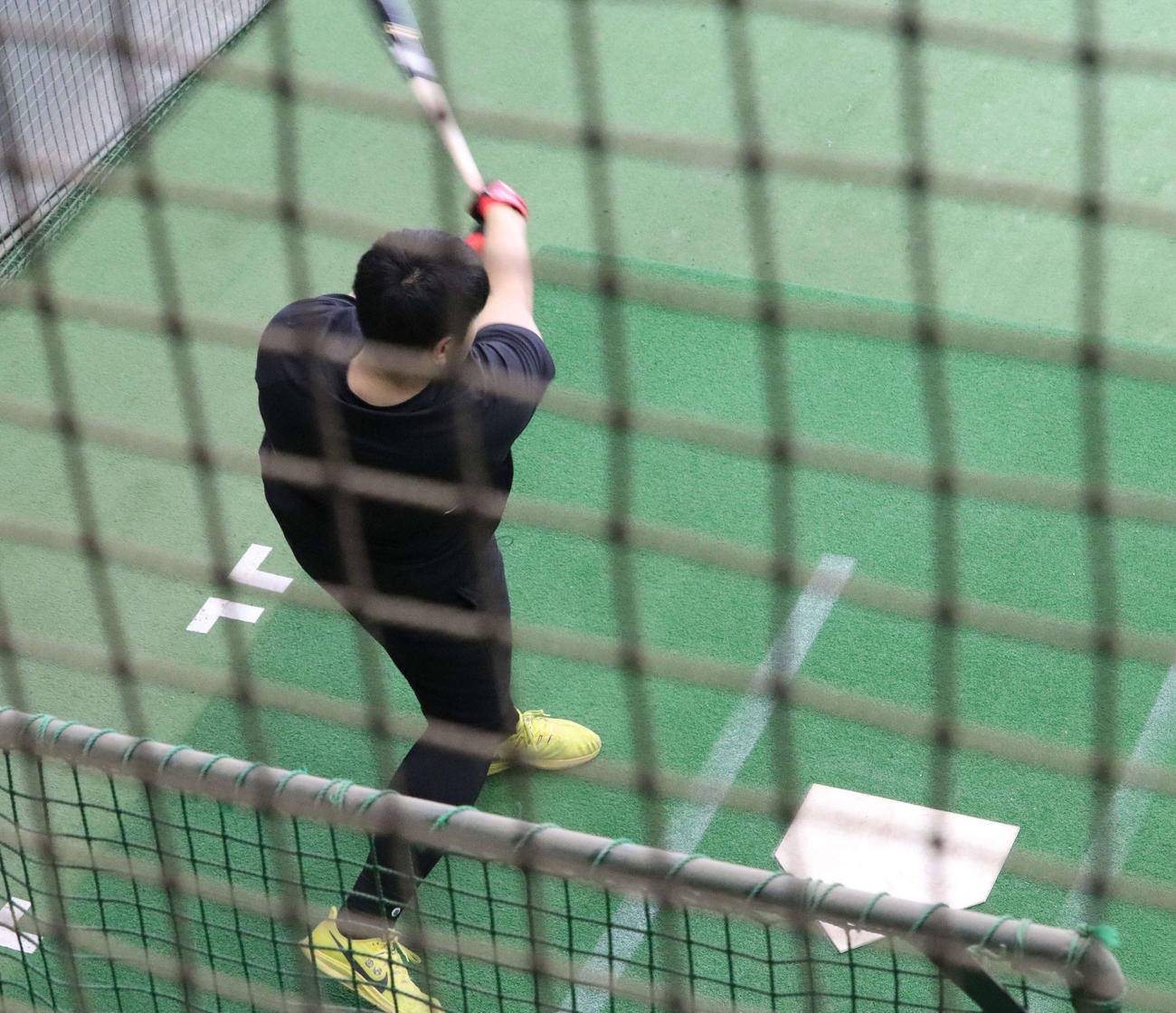 ジャイアンツ球場で自主トレする巨人岡本和（撮影・小早川宗一郎）