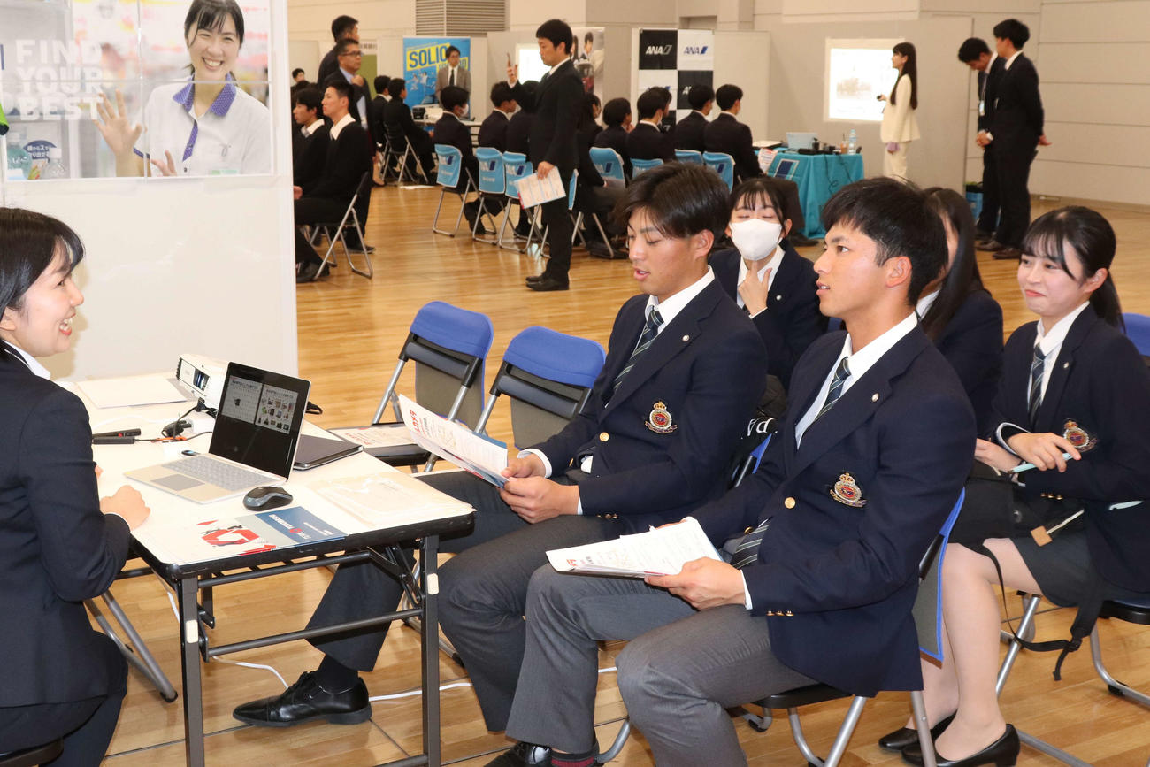 東京6大学野球　就職セミナーで、企業の説明に熱心に耳を傾ける（左から2番目）明大・宗山（撮影・保坂淑子）