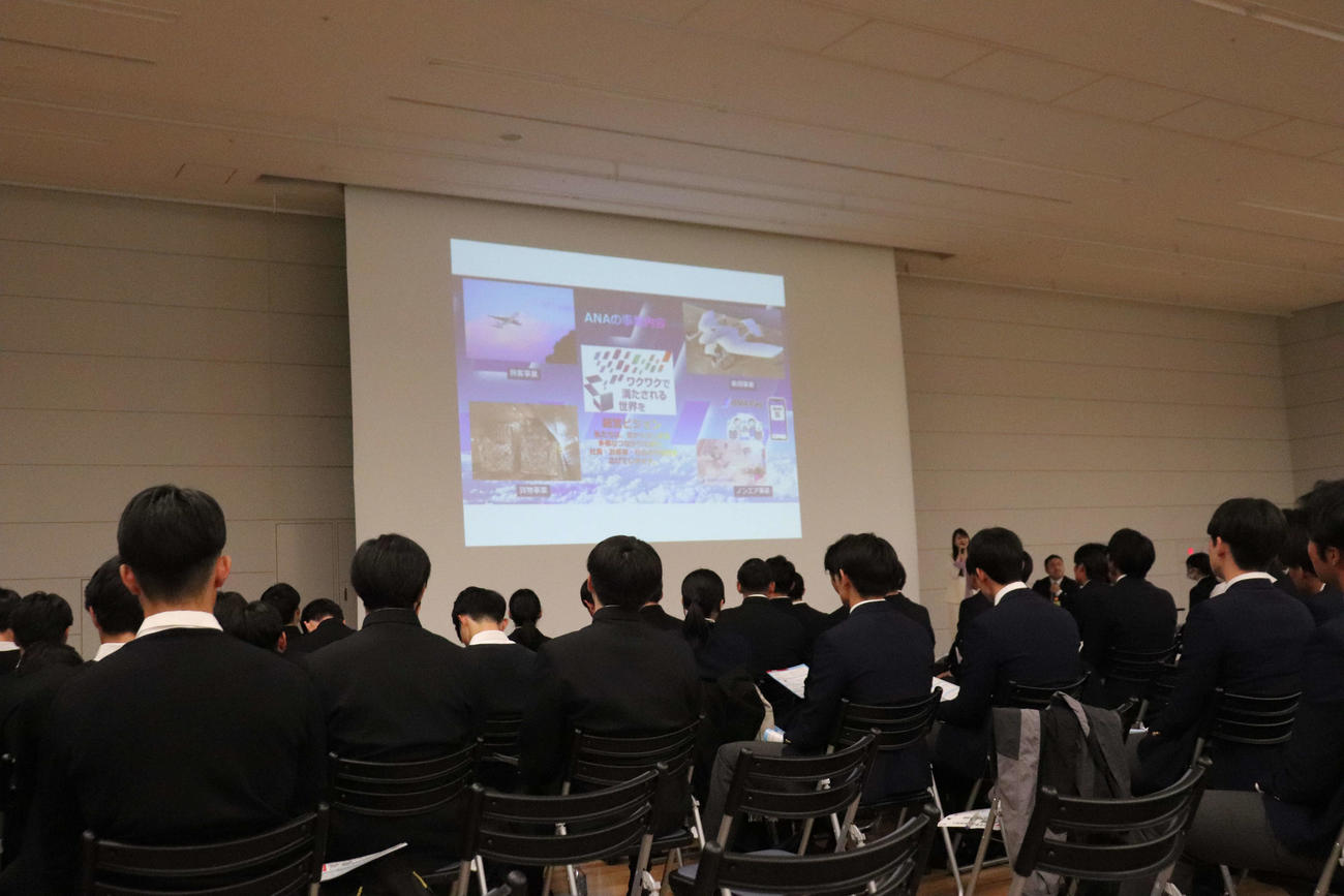 東京6大学野球　就職セミナーで、協力企業PRタイムを熱心に聞く選手たち（撮影・保坂淑子）