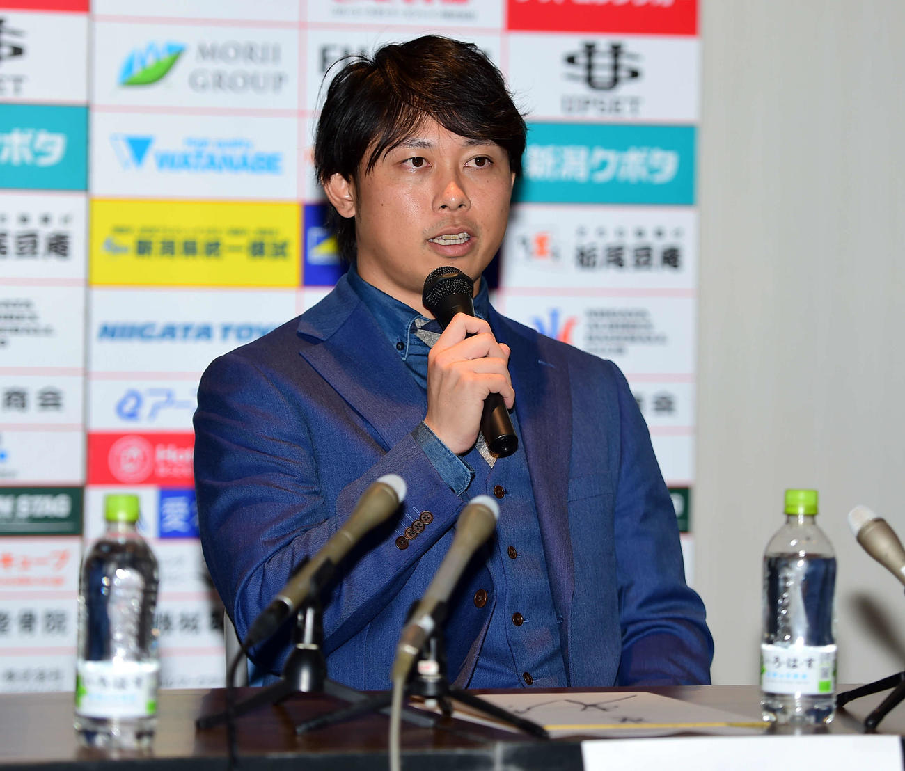 入団会見に臨んだBC新潟高山