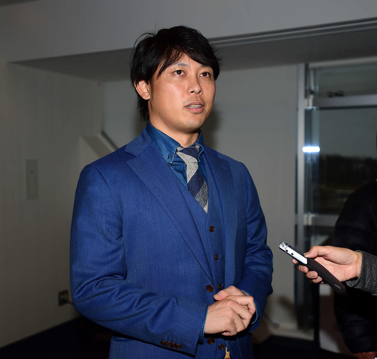 入団会見後、取材に応じるBC新潟高山