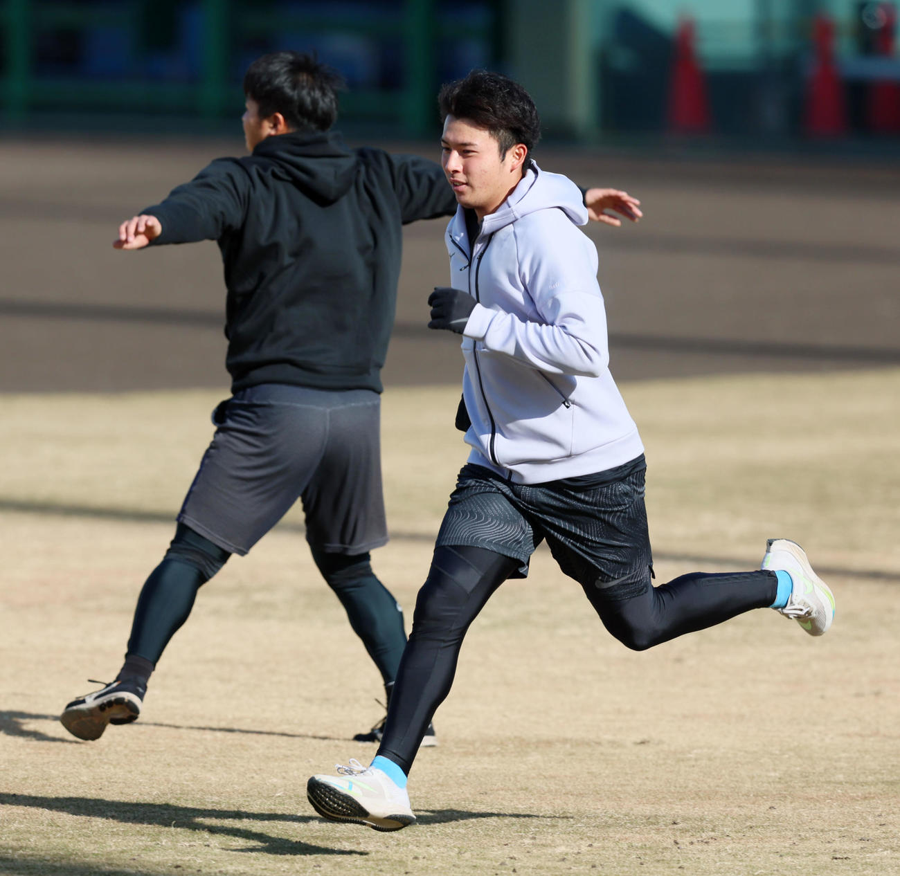 ウオーミングアップでランニングする椎葉。左は松原（撮影・加藤哉）