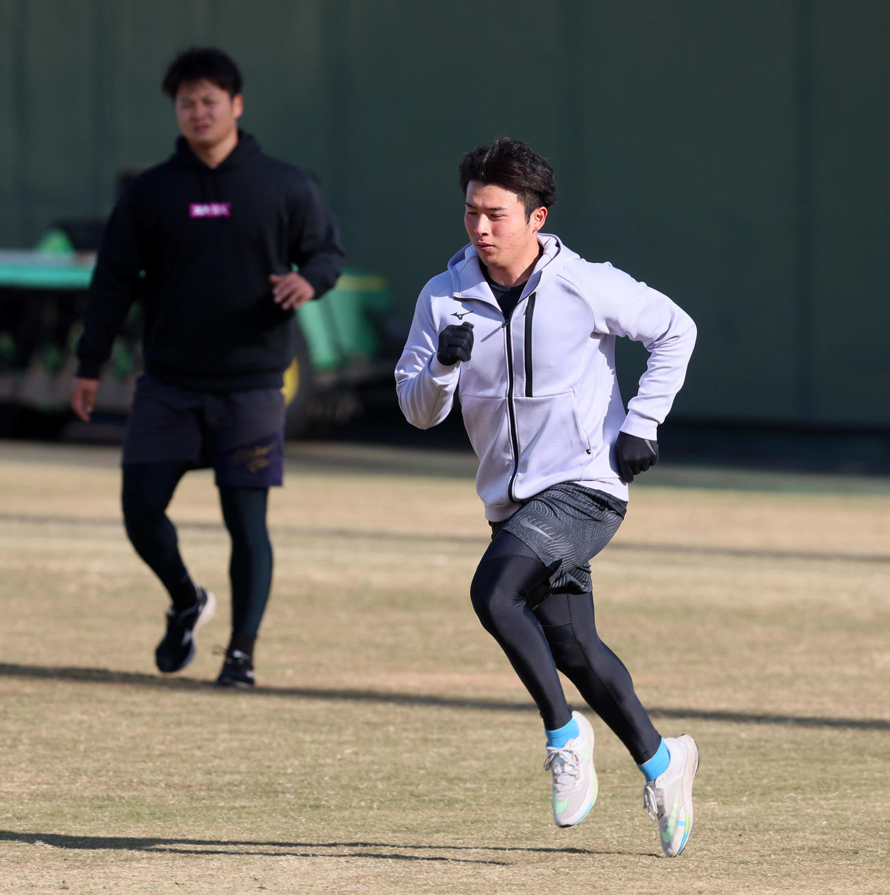 ウオーミングアップでランニングする椎葉。左は松原（撮影・加藤哉）