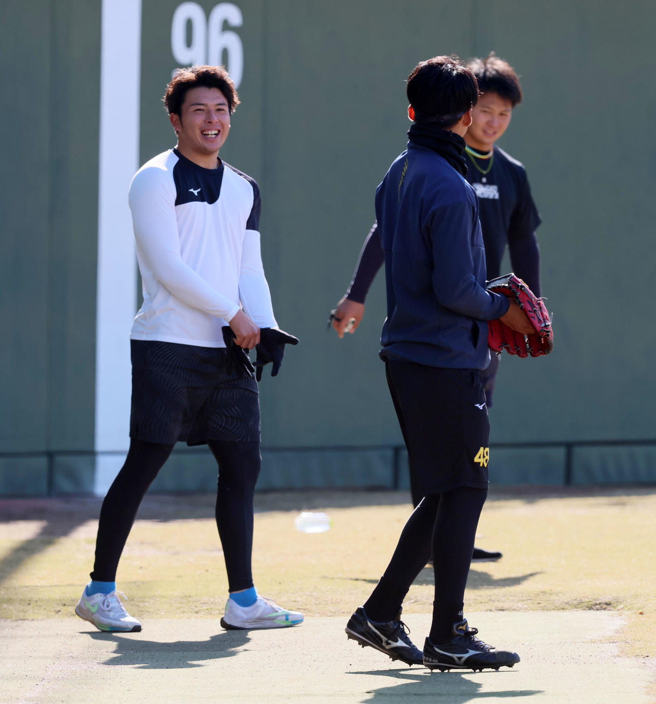 練習中、笑顔を見せる椎葉（撮影・加藤哉）
