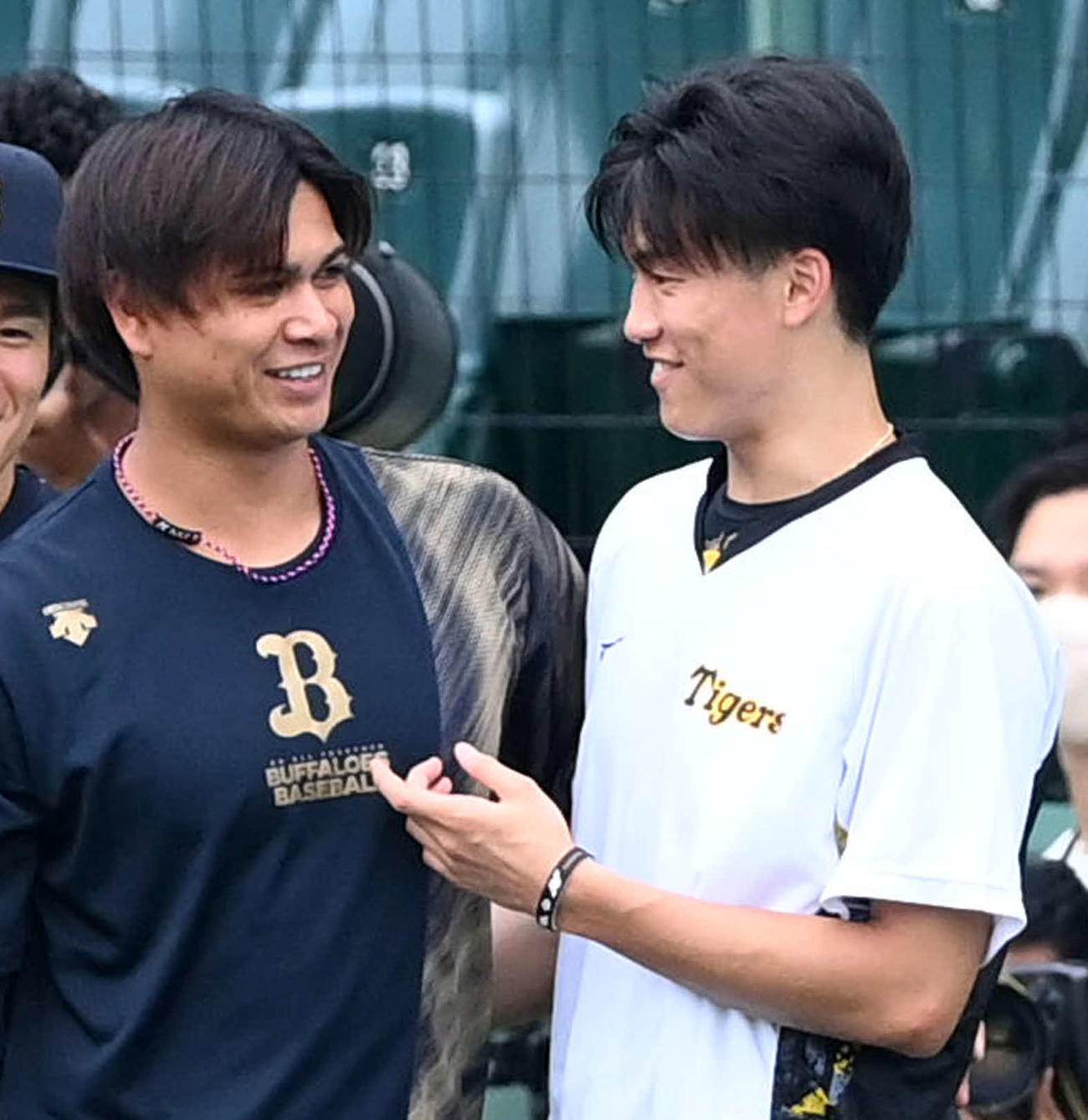 6月14日、　試合前の練習中に笑顔で話すオリックス宇田川（左）と阪神湯浅