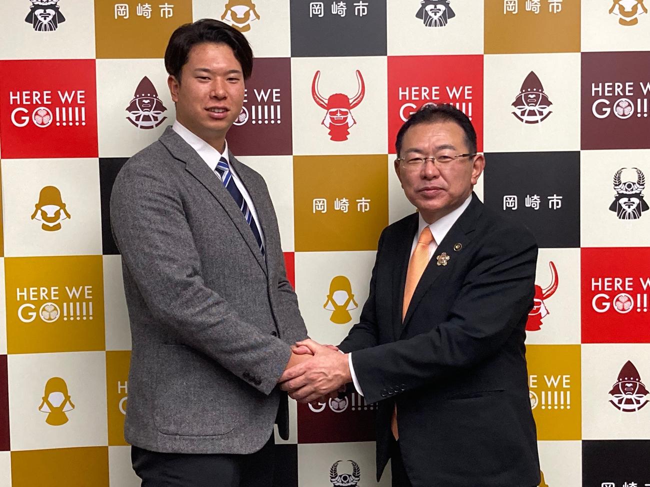 岡崎市役所を表敬訪問したロッテのドラフト1位上田（左）と中根康浩市長
