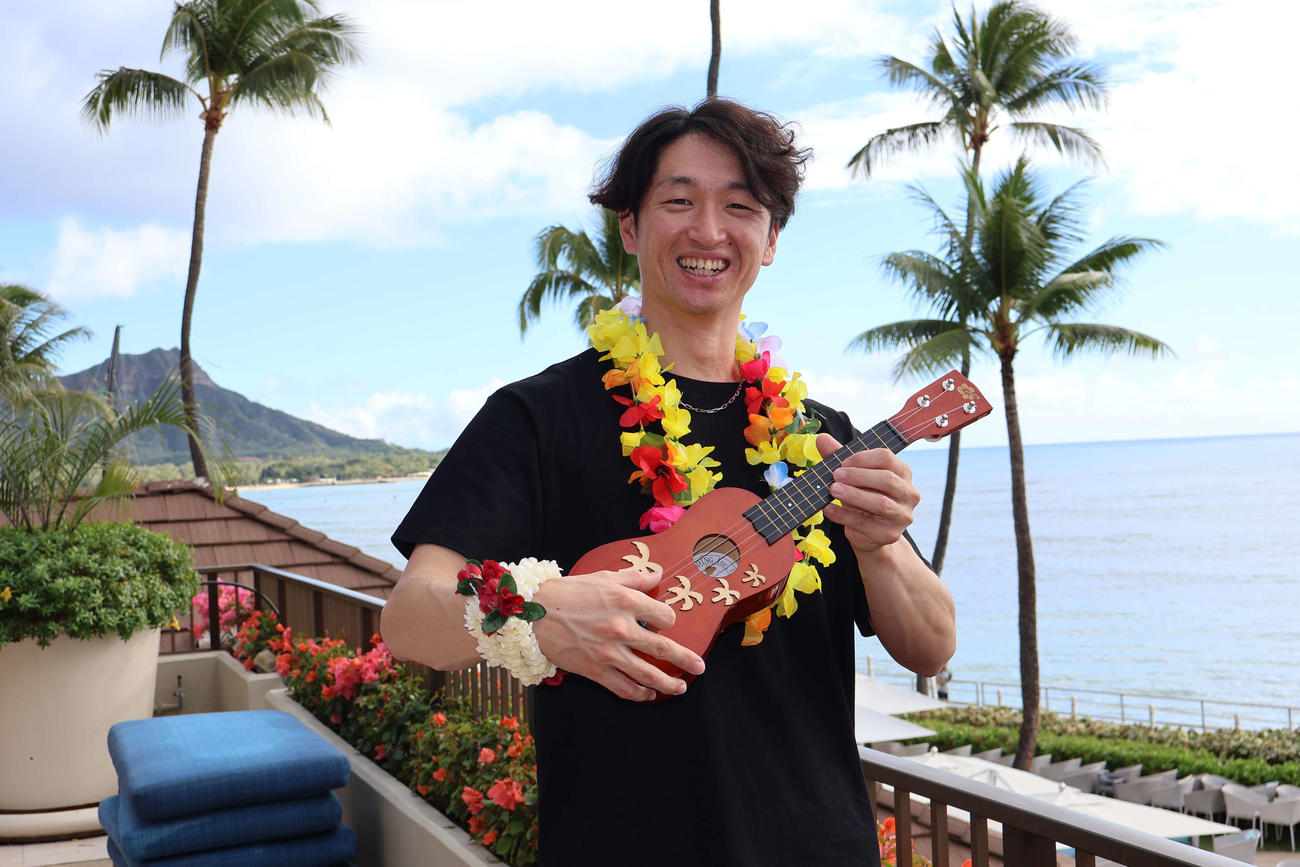 ウクレレを手に笑顔をみせる阪神近本（撮影・古財稜明）