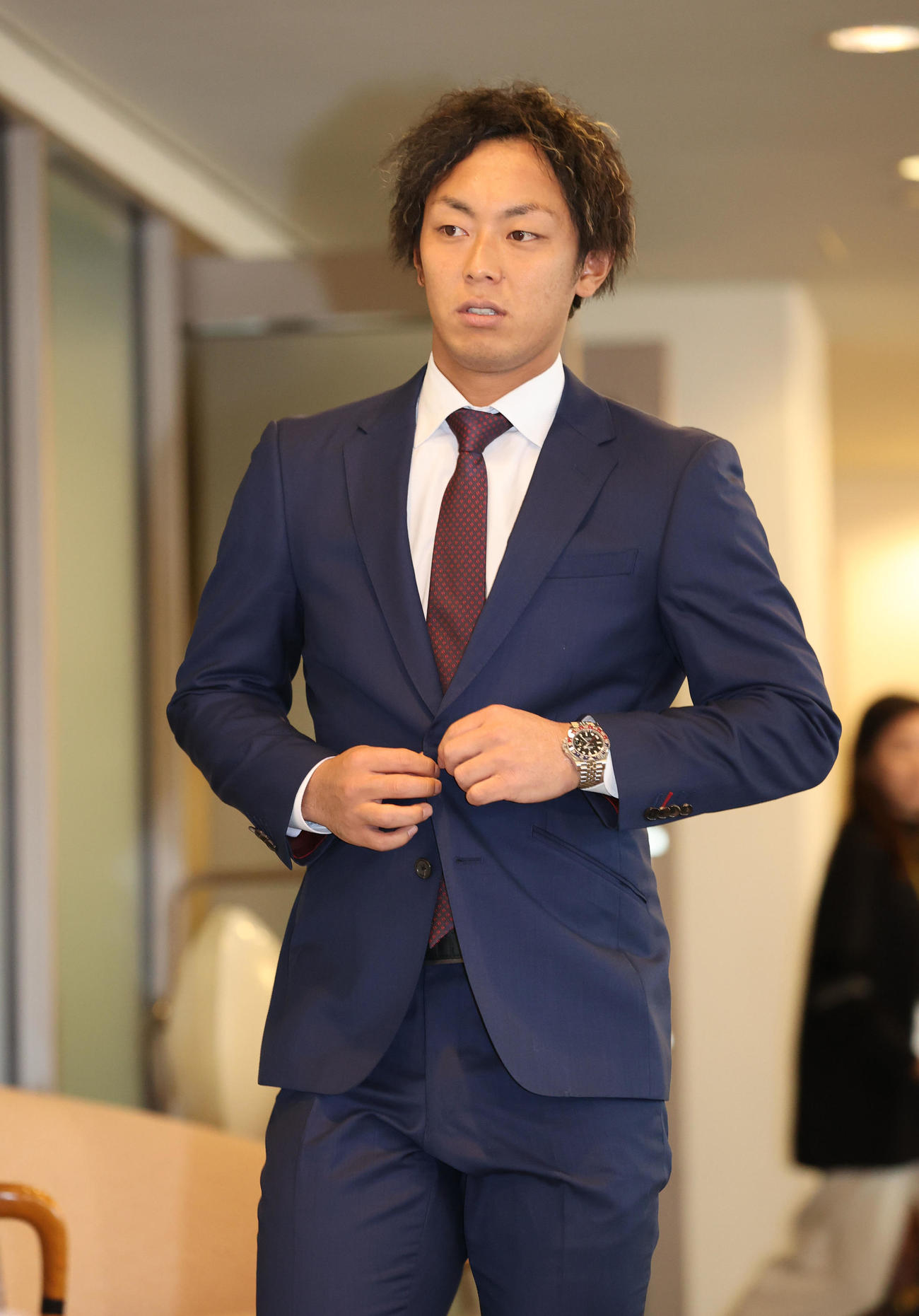 契約更改を終えた今宮（撮影・梅根麻紀）