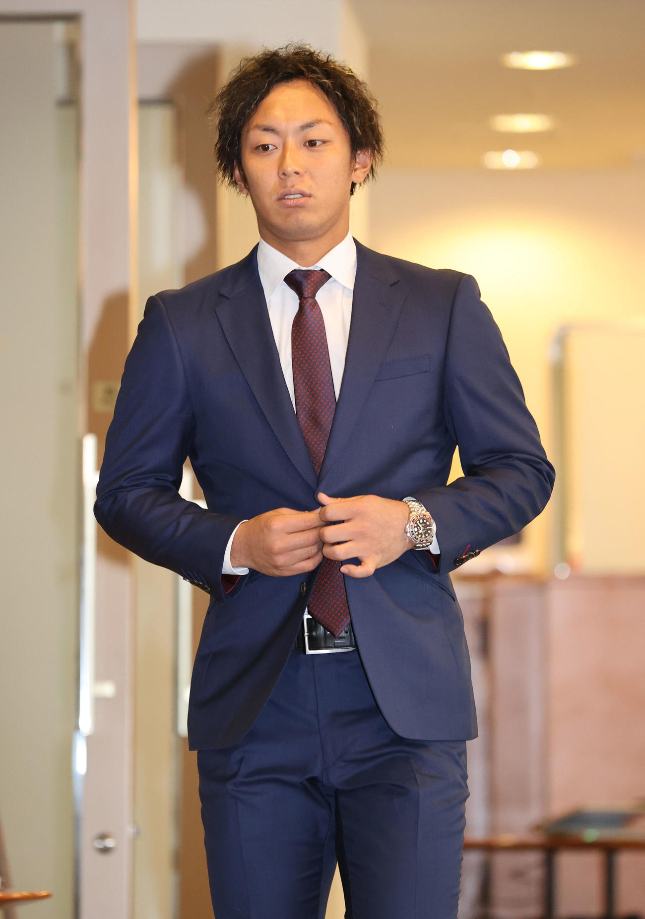 契約更改を終えた今宮（撮影・梅根麻紀）