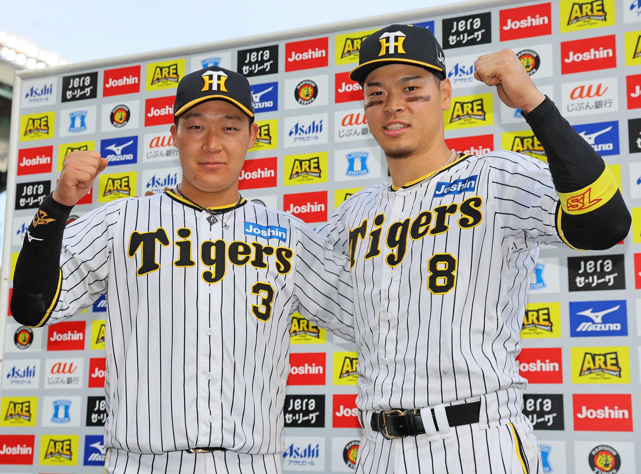 5月4日、阪神対中日　お立ち台でガッツポーズをする大山（左）と佐藤輝