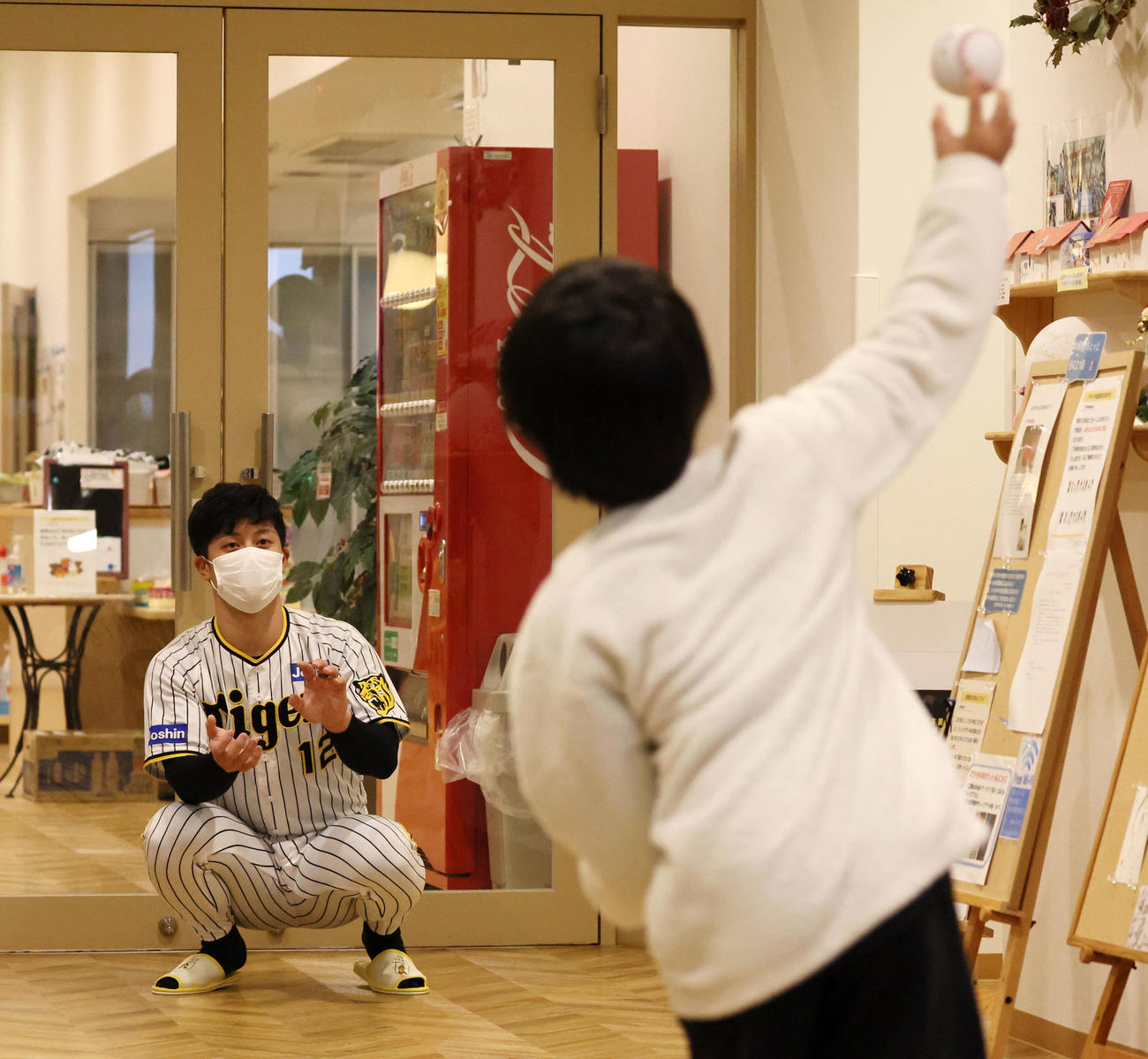 施設を訪問し入所利用者とキャッチボールする坂本（撮影・加藤哉）