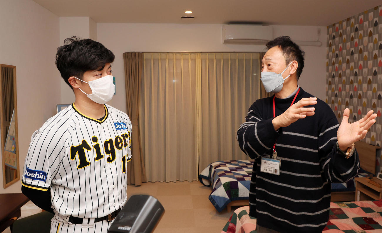 施設を訪問し内部の様子などについて説明を受ける坂本（撮影・加藤哉）