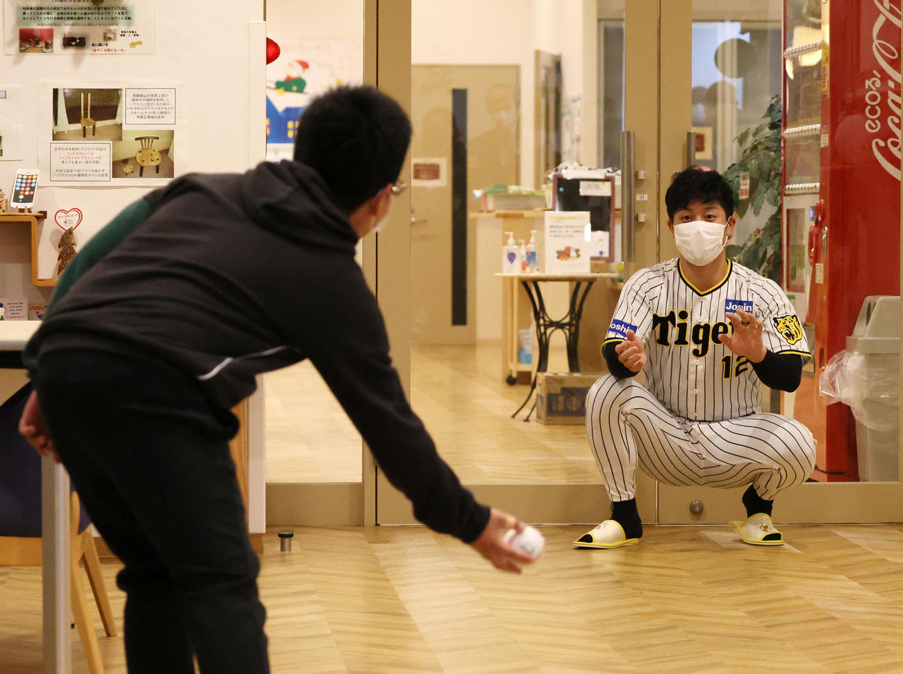 施設を訪問し入所利用者とキャッチボールする坂本（撮影・加藤哉）
