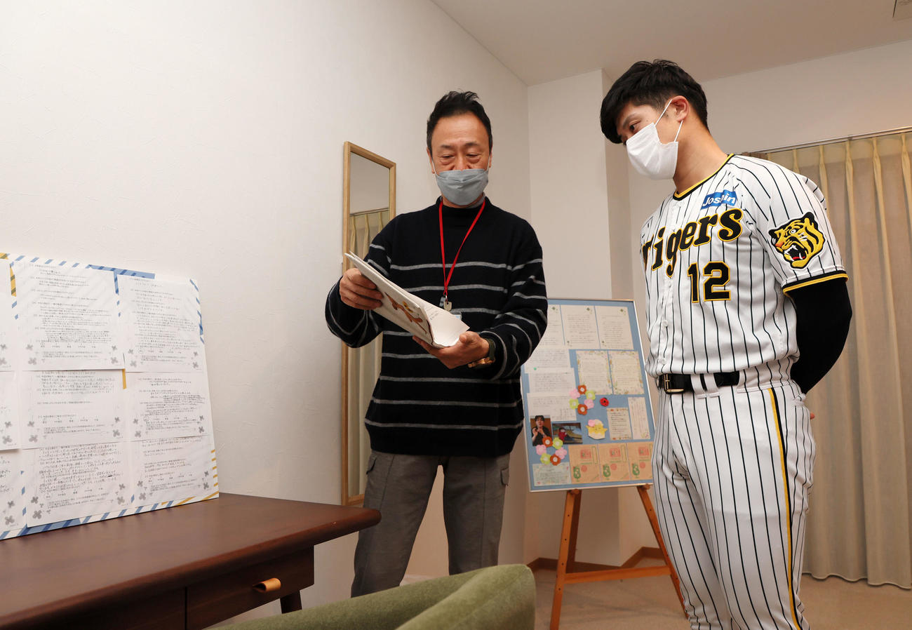 施設を訪問し内部の部屋を見学する坂本（撮影・加藤哉）