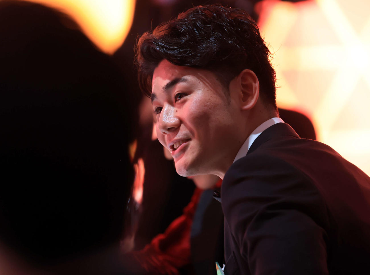 「HEROsAWARD2023」に出席した日本ハム清宮幸太郎は関係者と談笑する（撮影・浅見桂子）