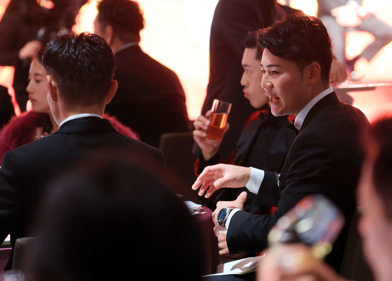 「HEROsAWARD2023」に出席した日本ハム清宮幸太郎は関係者と談笑する（撮影・浅見桂子）