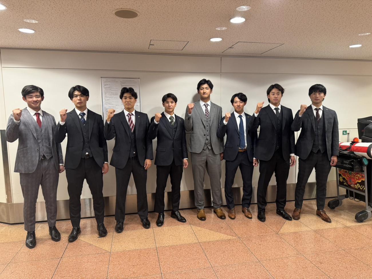 台湾ウインターリーグから帰国した、左から巨人萩尾、山田、富田、大津、鴨打、鈴木大、堀田、直江（撮影・小早川宗一郎）