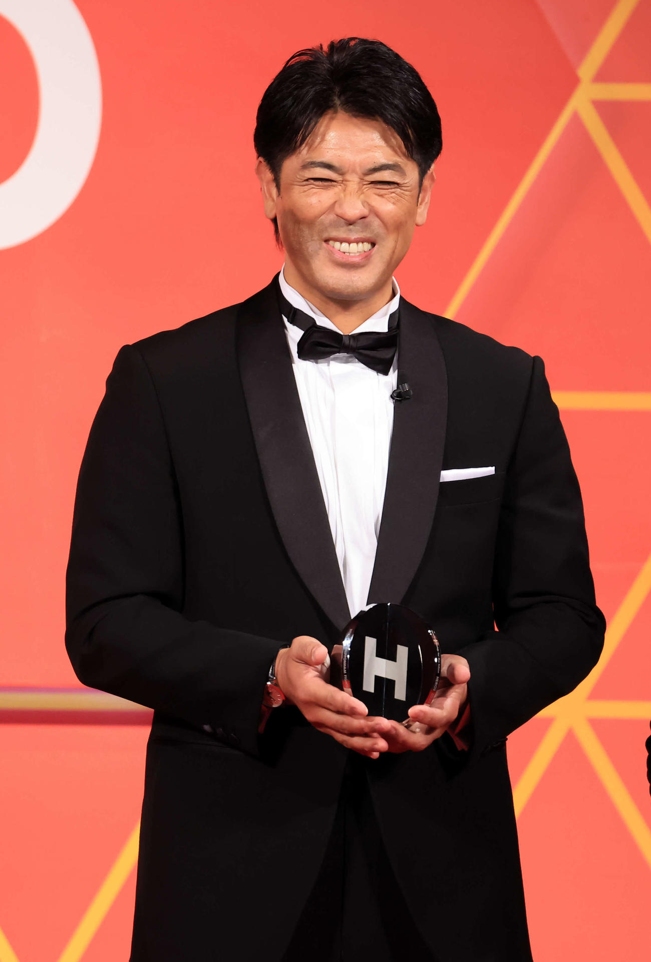 「HEROsAWARD2023」チーム・グループ部門で受賞し笑顔の日本ハム稲葉GM（撮影・浅見桂子）