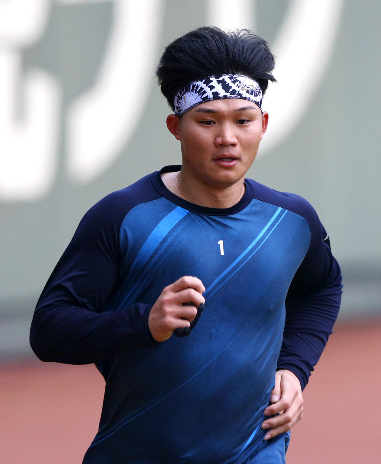 鳴尾浜球場で自主トレする阪神森下（2023年12月12日撮影）