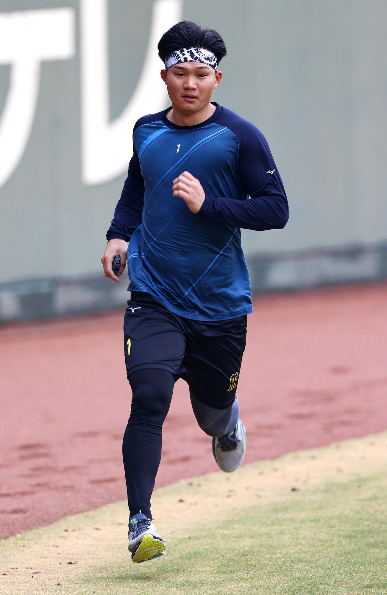 鳴尾浜球場でランニングする阪神森下（2023年12月12日撮影）