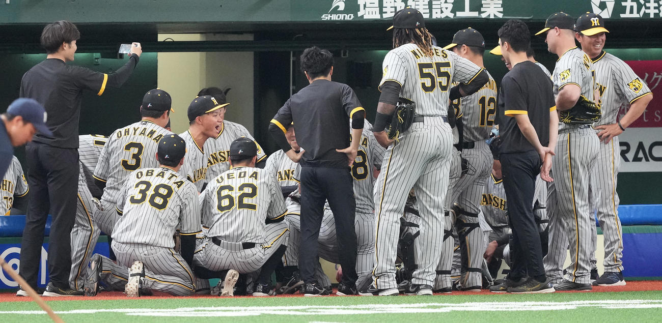 5月31日　西武対阪神　試合前、円陣で声出しする阪神森下