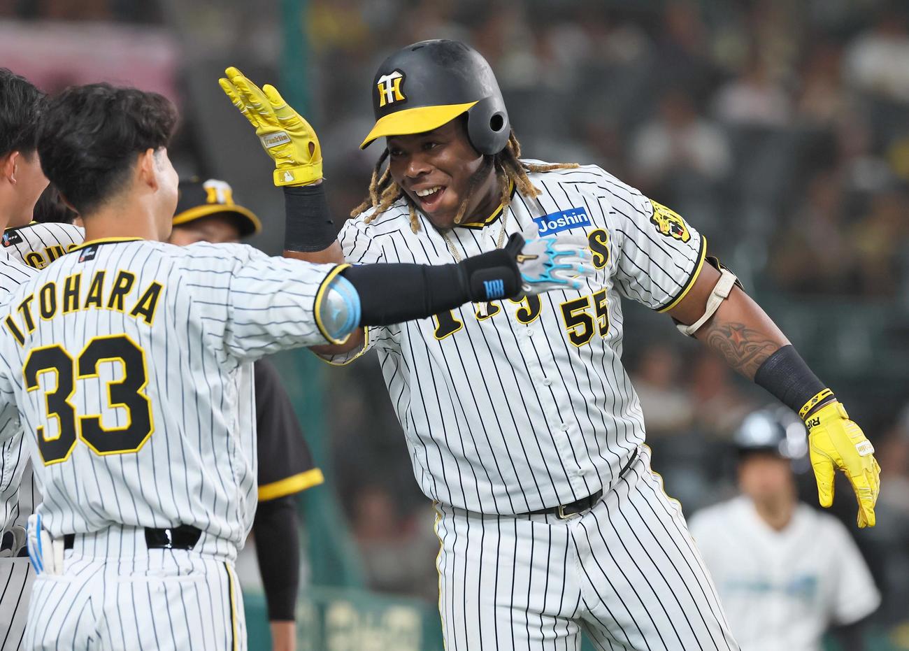 本塁打を放ったミエセス（右）は糸原健斗（左）らナインと喜び合う（2023年9月撮影）