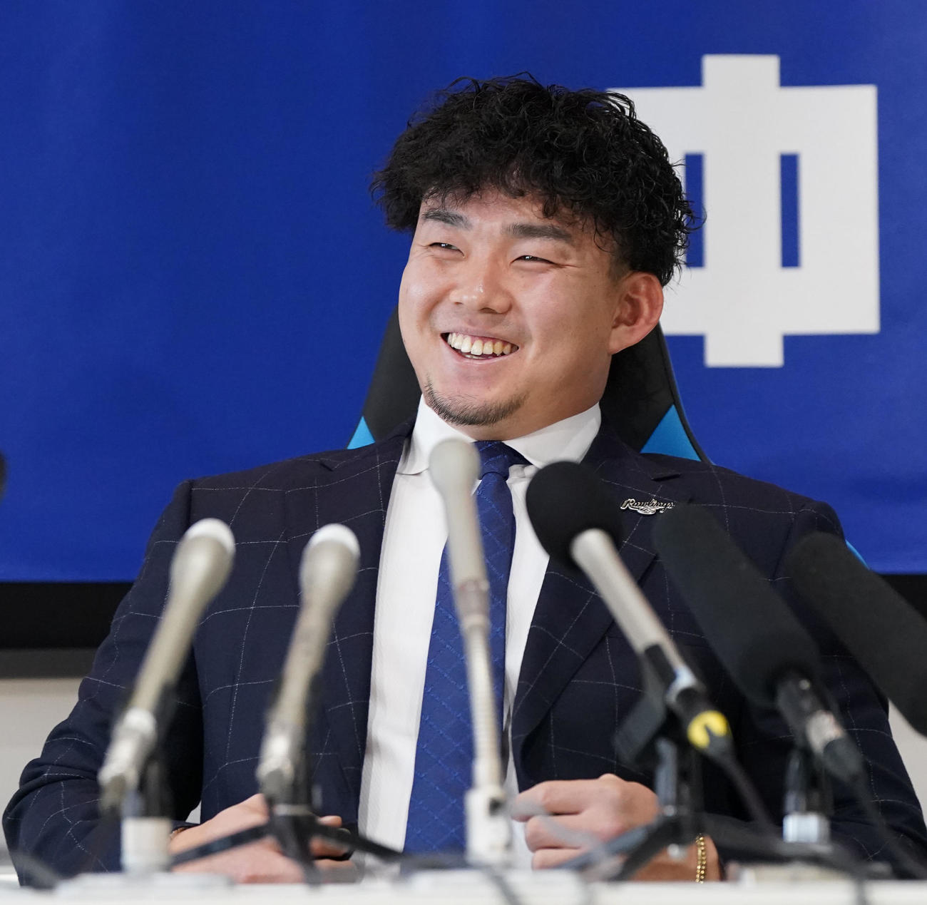 契約交渉後の会見で明るい表情を見せる小笠原（撮影・森本幸一）