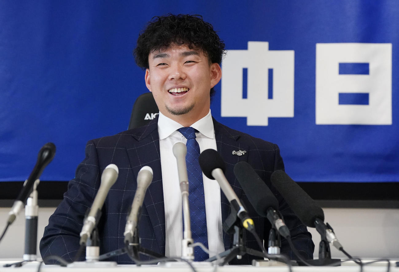 契約交渉後の会見で明るい表情を見せる小笠原（撮影・森本幸一）