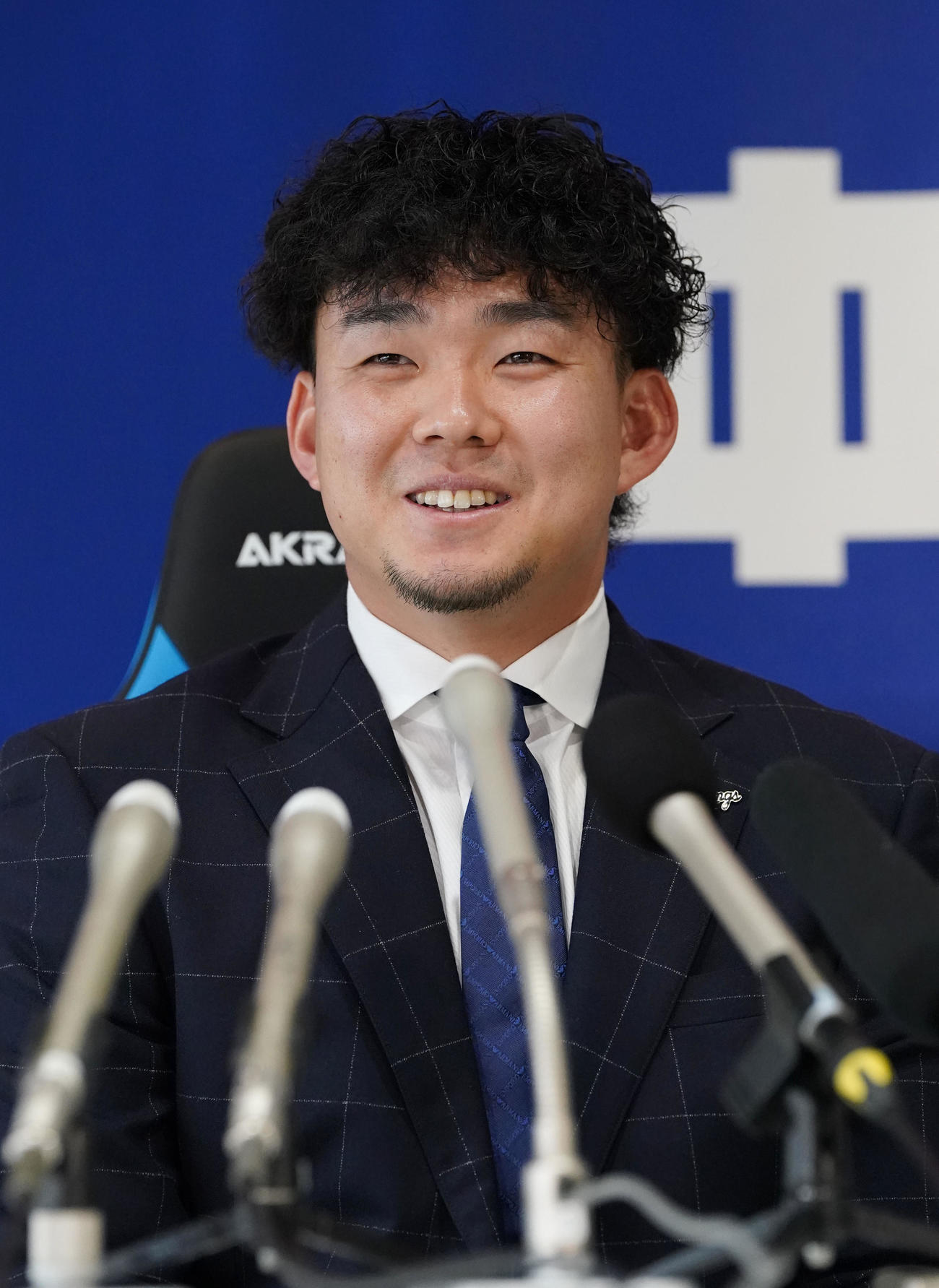 契約交渉を終え会見する小笠原（撮影・森本幸一）