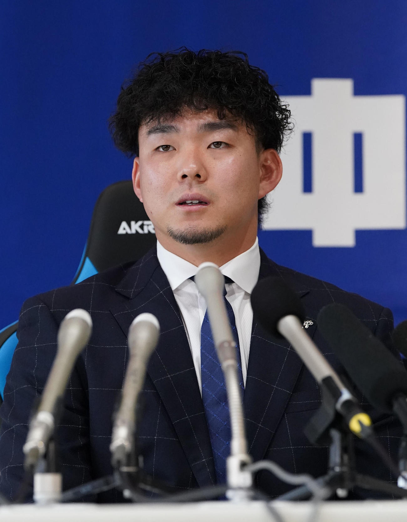 契約交渉を終え会見する小笠原（撮影・森本幸一）