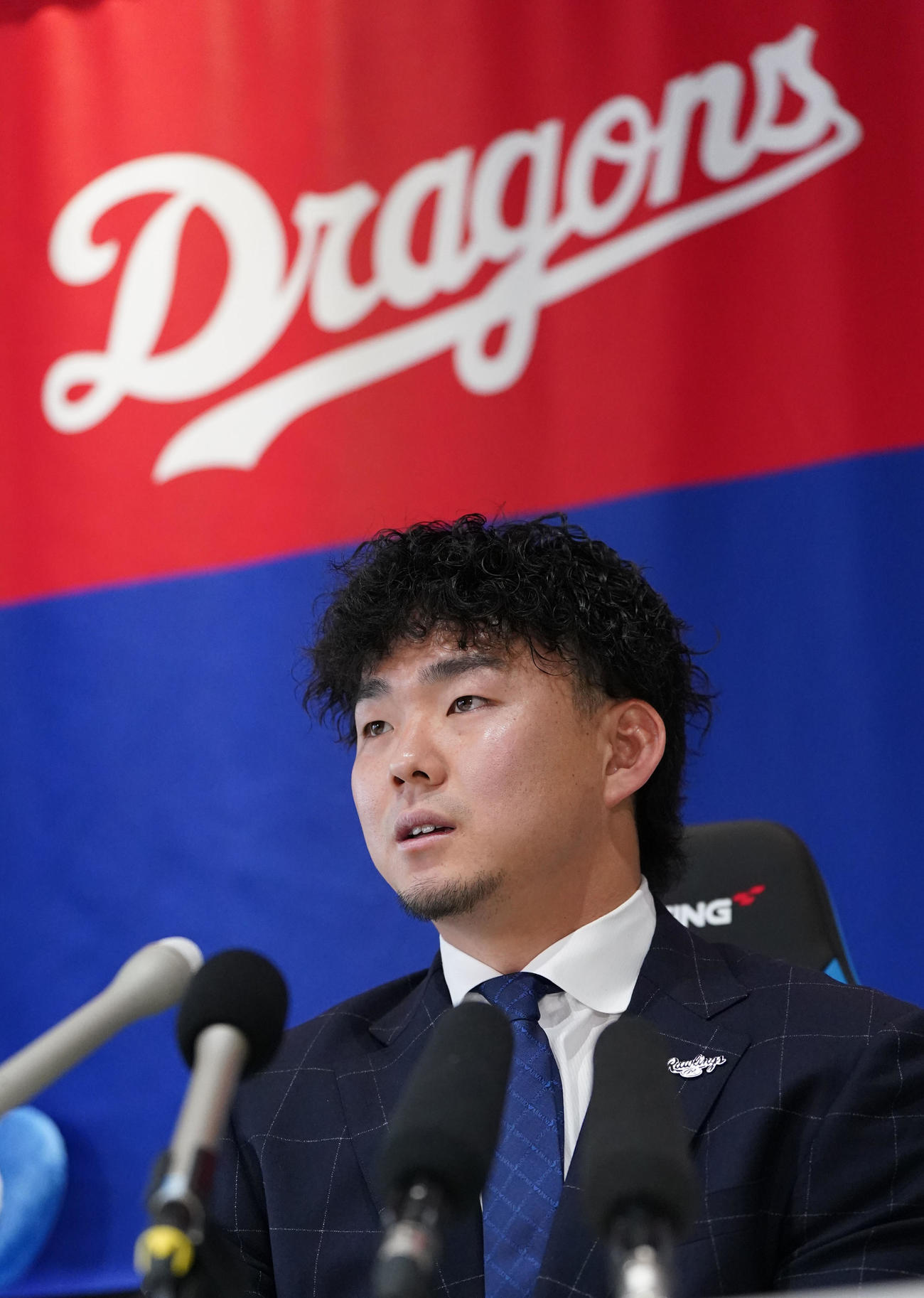 契約交渉を終え会見する小笠原（撮影・森本幸一）