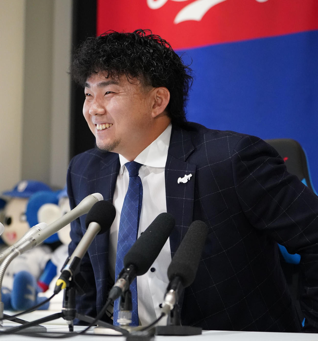 契約交渉を終え会見場の席に着く小笠原（撮影・森本幸一）
