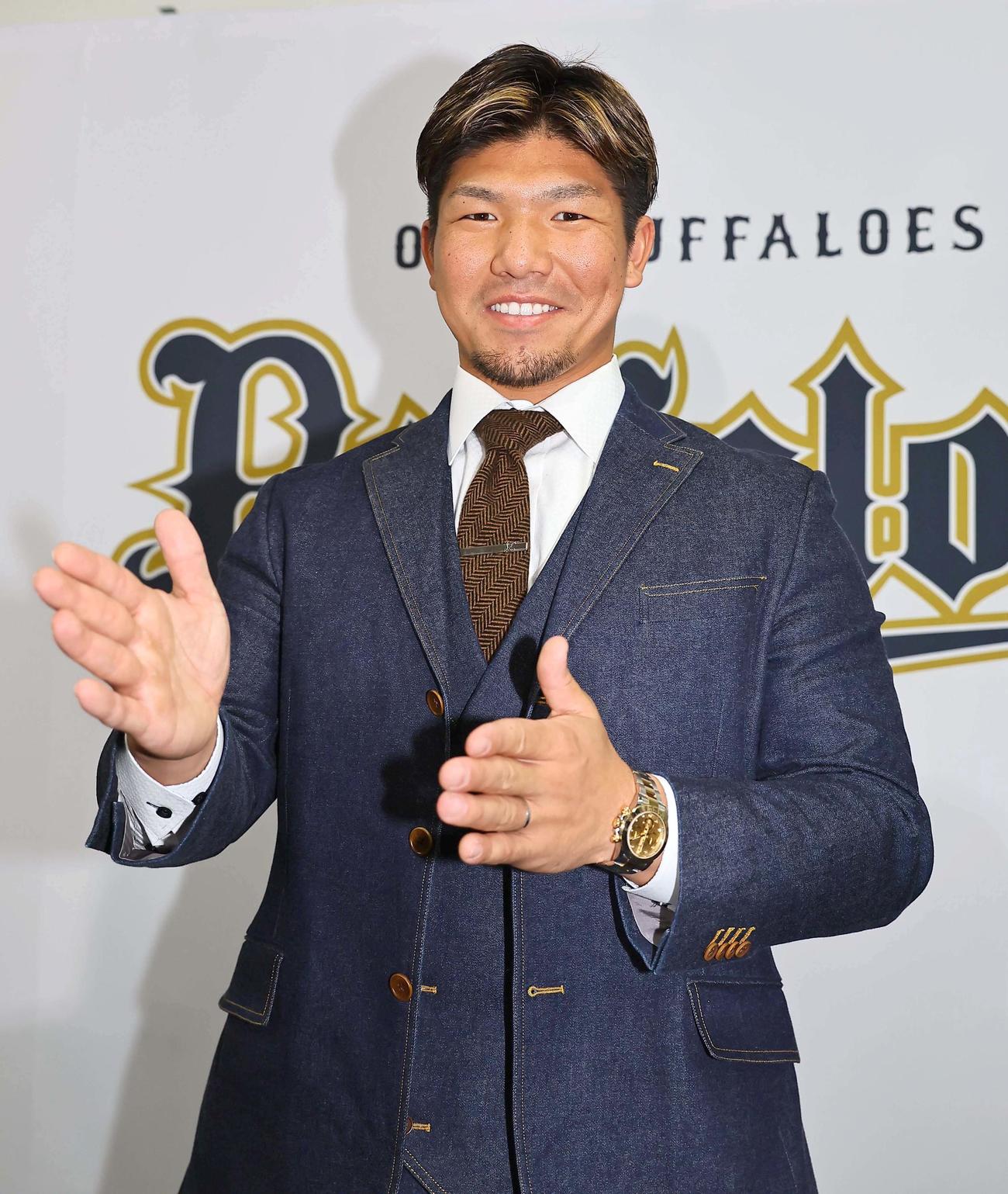 契約更改を終えた頓宮は笑顔でポーズを決める（撮影・上田博志）