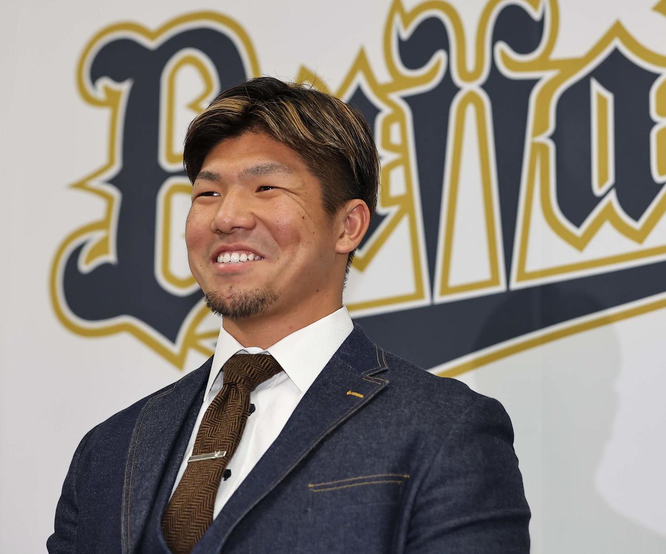 契約更改を終えた頓宮は笑顔を見せる（撮影・上田博志）