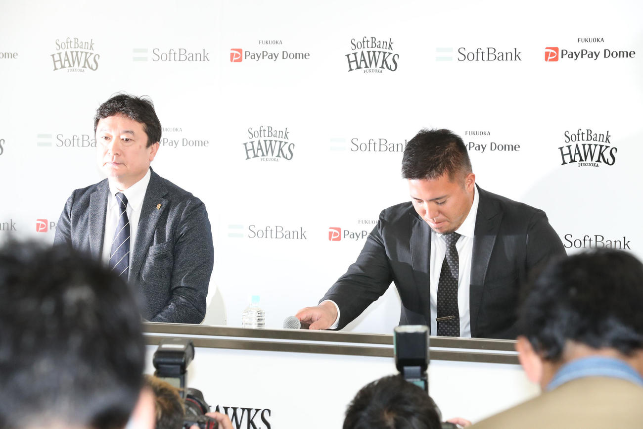 会見場に登壇した三笠GMと山川（撮影・梅根麻紀）