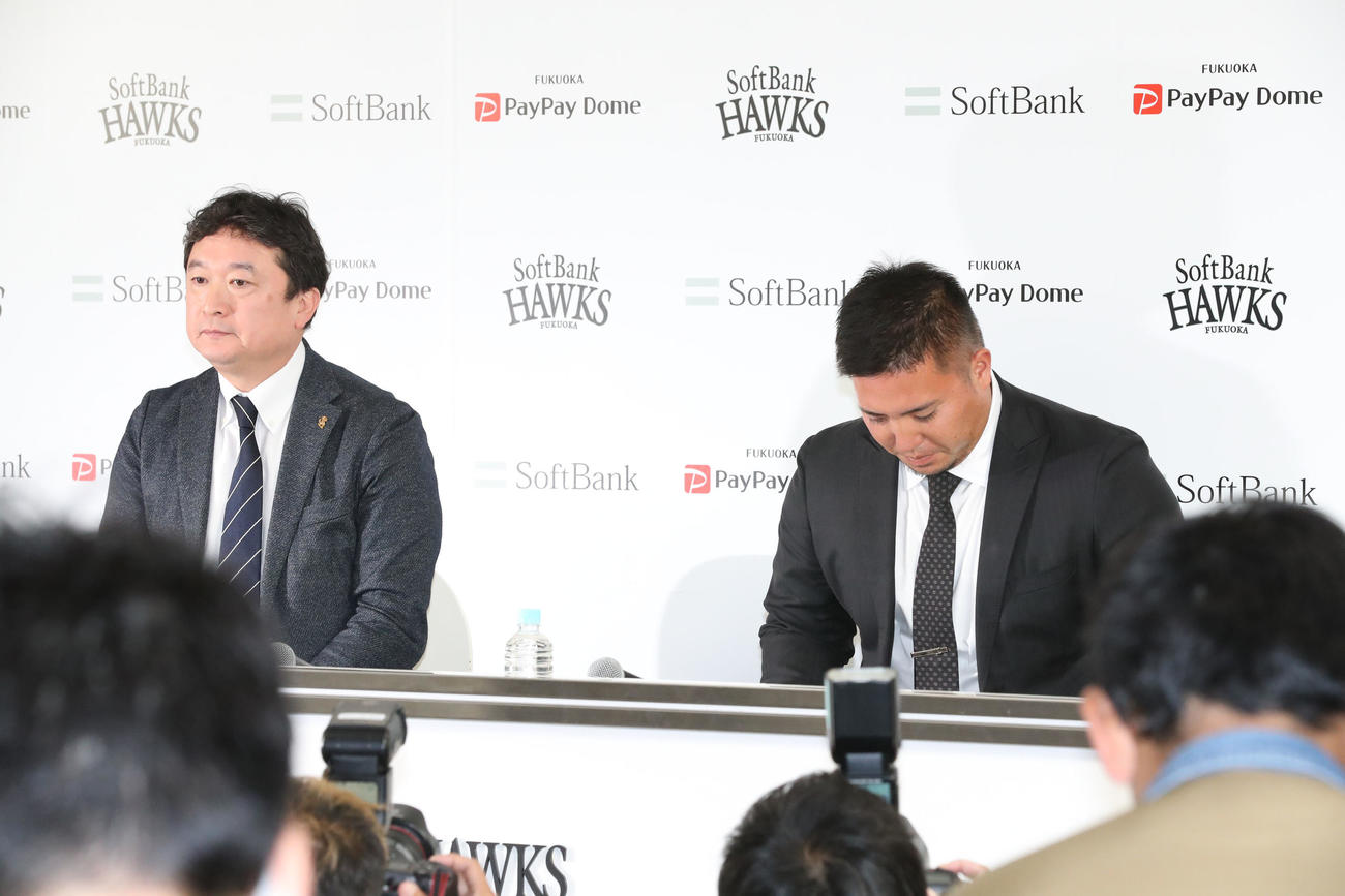 会見場に登壇した三笠GMと山川（撮影・梅根麻紀）