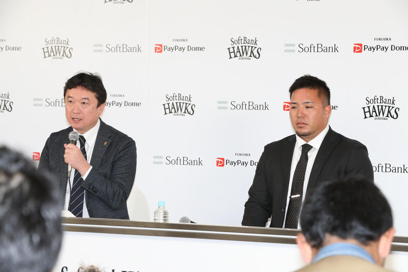 会見場に登壇した三笠GMと山川（撮影・梅根麻紀）