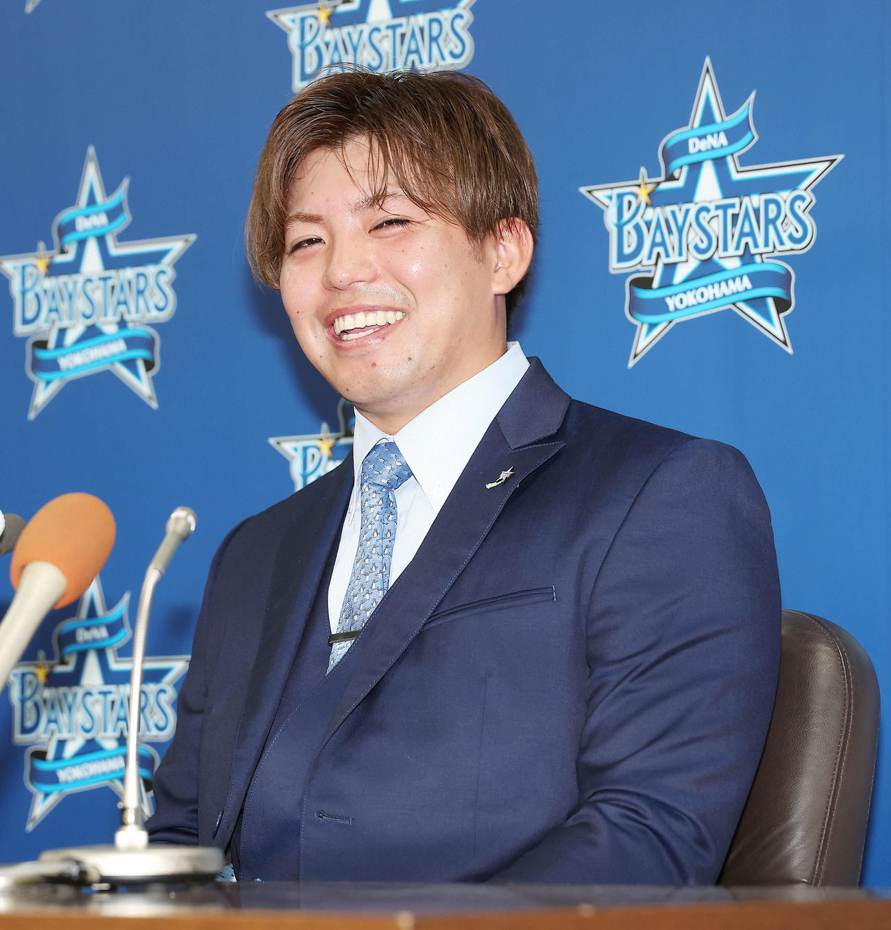 契約更改後、会見で笑顔を見せるDeNA東（撮影・河田真司）
