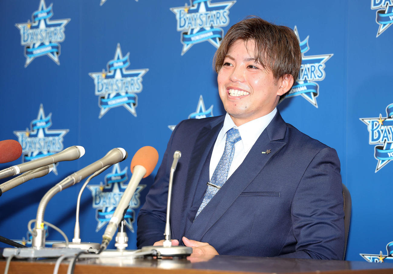 契約更改後、会見で笑顔を見せるDeNA東（撮影・河田真司）