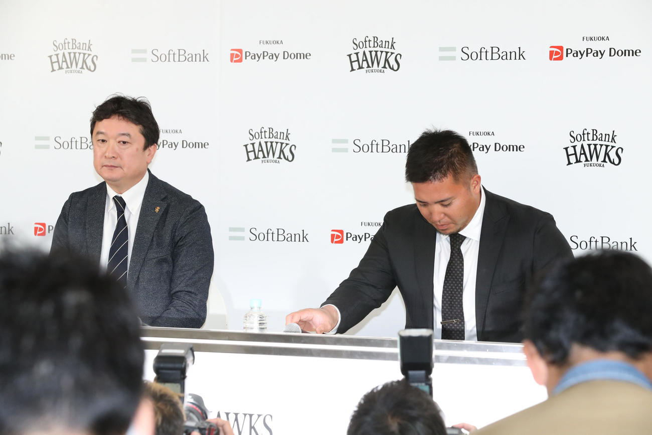 会見場に登壇した三笠GMと山川（撮影・梅根麻紀）