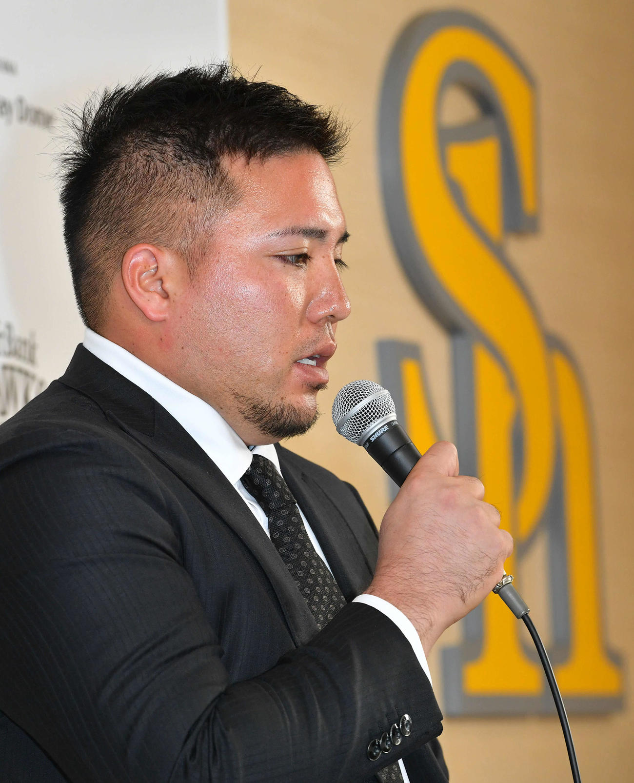 ソフトバンクへの入団会見を行う山川（撮影・岩下翔太）