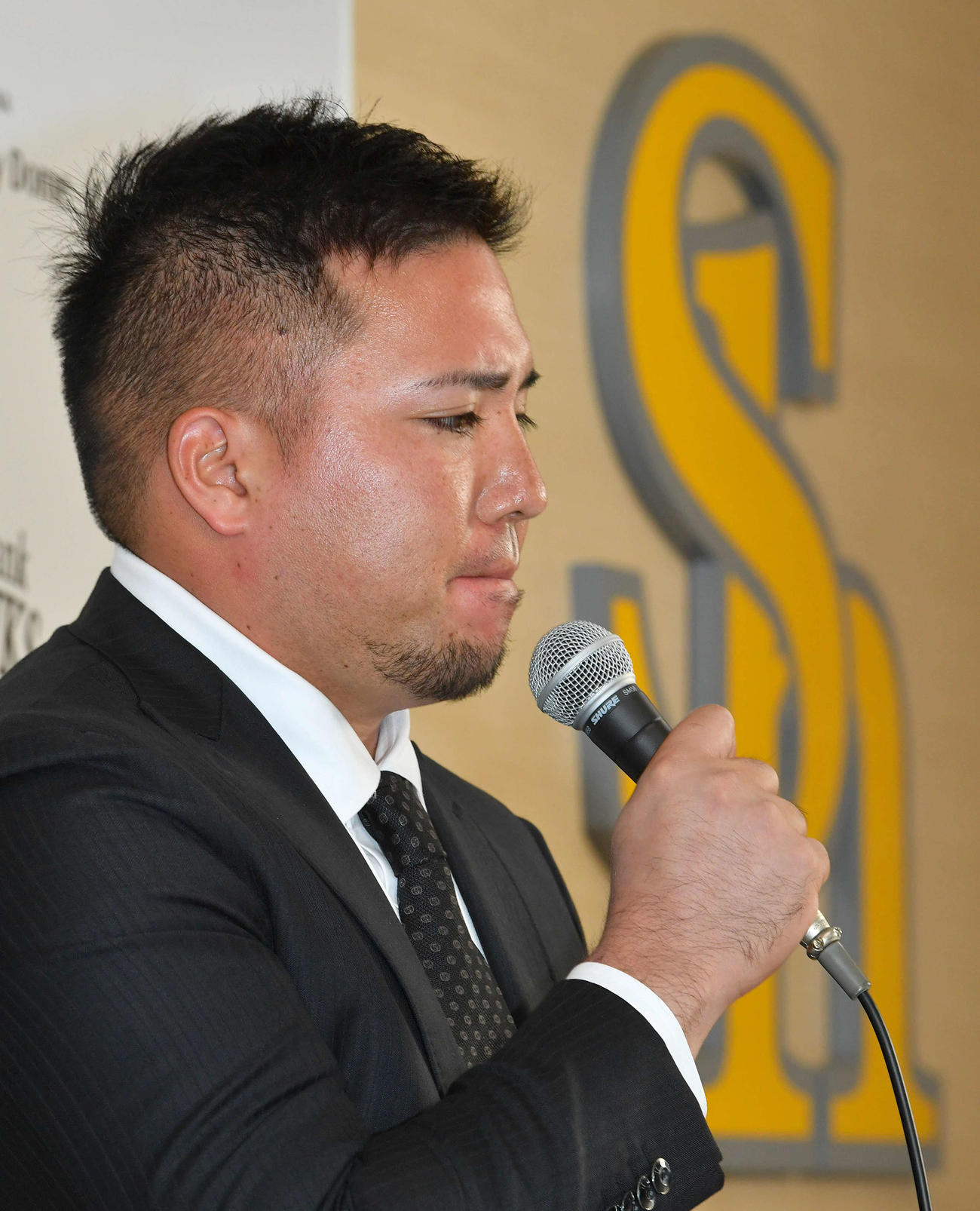 ソフトバンクへの入団会見で言葉を詰まらせる山川（撮影・岩下翔太）